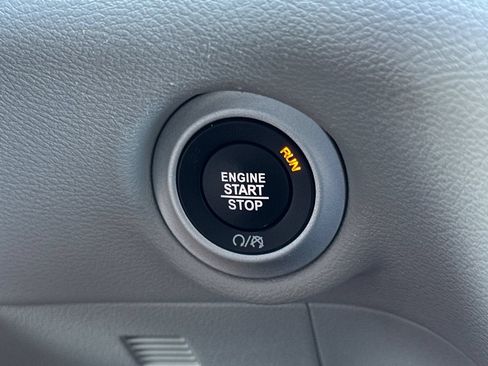 Used 2023 Chrysler Pacifica Touring-L FWD image 32