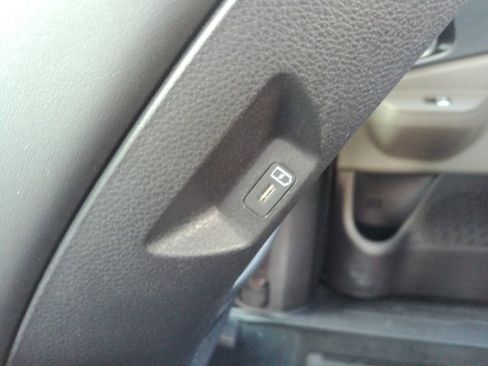 Used 2025 Kia Carnival FWD image 27