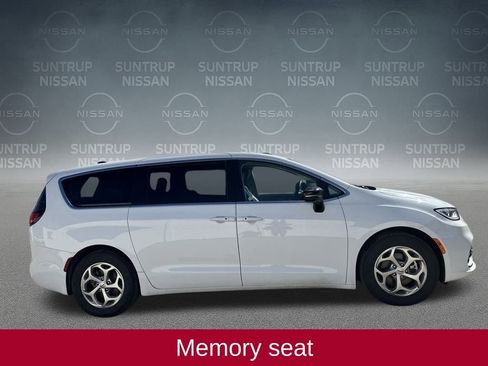 Used 2024 Chrysler Pacifica Limited image 7