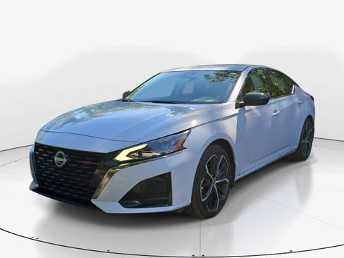 Used 2025 Nissan Altima 2.5 SR FWD image 8