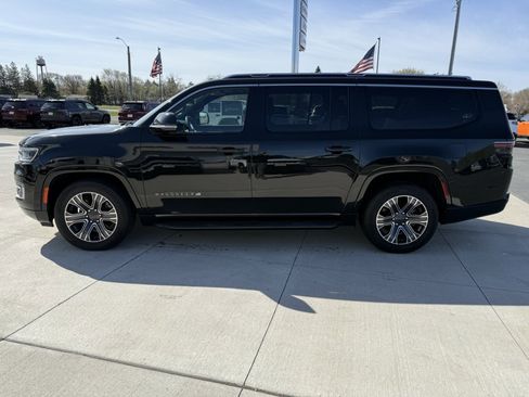 Used 2023 Jeep Wagoneer L Series II AWD/4WD image 4