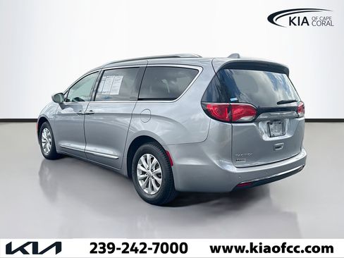 Used 2020 Chrysler Pacifica Touring-L image 3