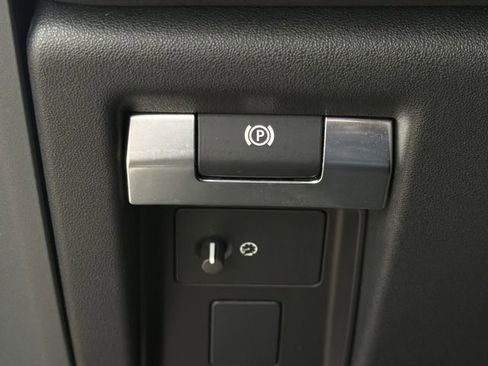 Used 2023 Land Rover Defender 130 X-Dynamic SE image 24