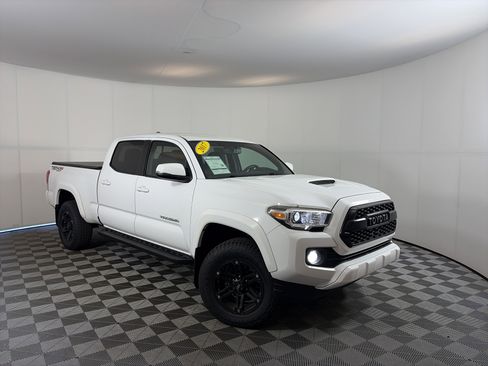 Used 2017 Toyota Tacoma TRD Sport AWD/4WD image 1