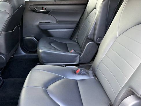 Used 2025 Toyota Highlander XLE FWD image 27