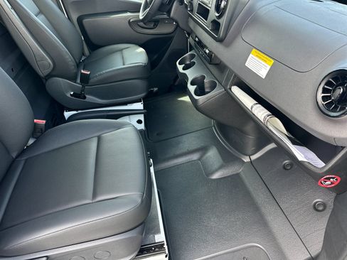 Used 2025 Mercedes-Benz Sprinter 2500 image 15