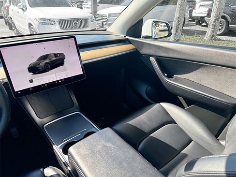 Used 2022 Tesla Model Y Long Range image 24