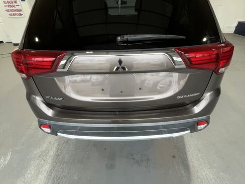 Used 2016 Mitsubishi Outlander SE image 3
