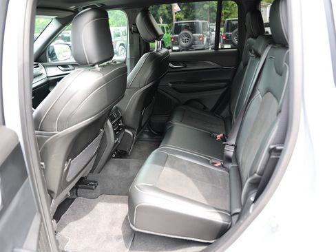 Used 2025 Jeep Grand Cherokee Altitude AWD/4WD image 22