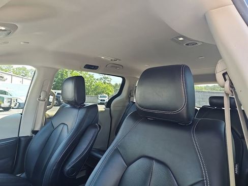 Used 2024 Chrysler Pacifica Touring-L FWD image 16