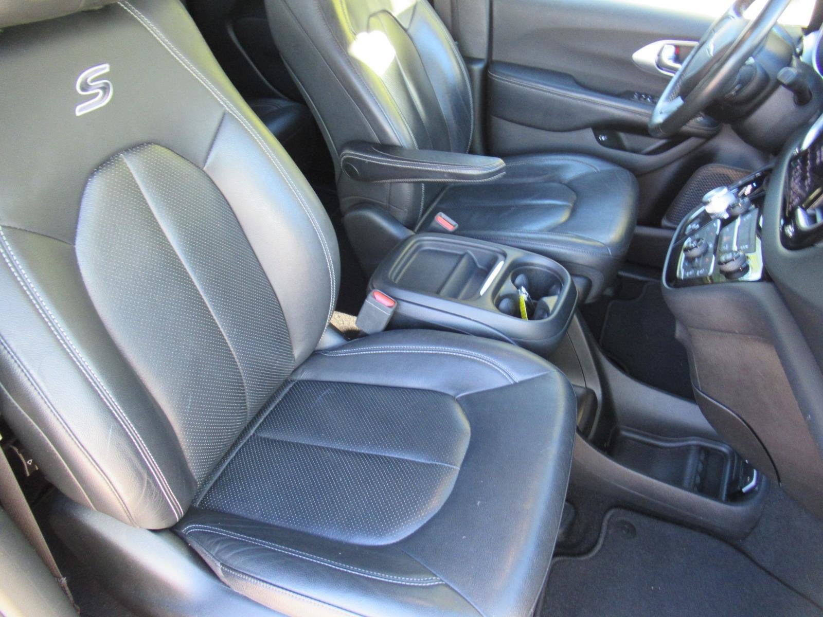 Used 2019 Chrysler Pacifica Touring-L w/ S Appearance Package FWD image 8