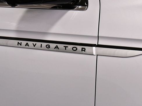 Used 2025 Lincoln Navigator L Reserve AWD/4WD image 10
