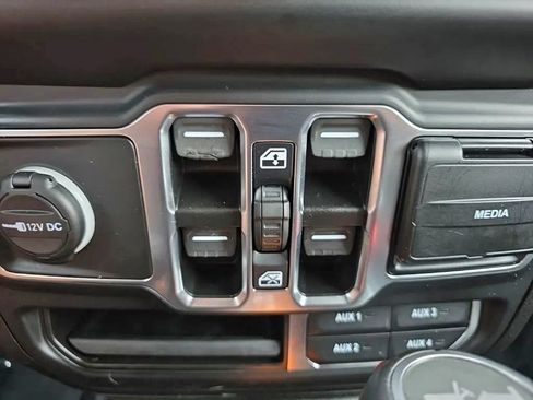 Used 2021 Jeep Wrangler Unlimited Sahara AWD/4WD image 28