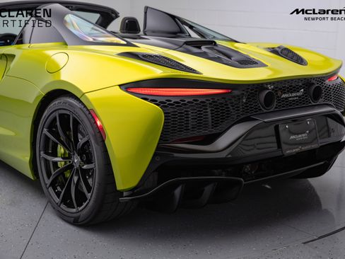 Used 2025 McLaren Artura Spider image 11