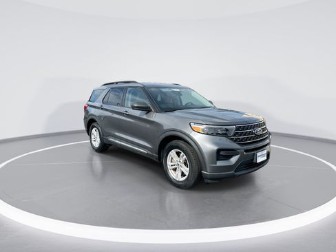 Used 2023 Ford Explorer XLT RWD image 2
