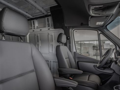 Used 2025 Mercedes-Benz Sprinter 2500 image 32