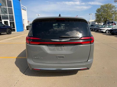 Used 2025 Chrysler Pacifica Select FWD image 3
