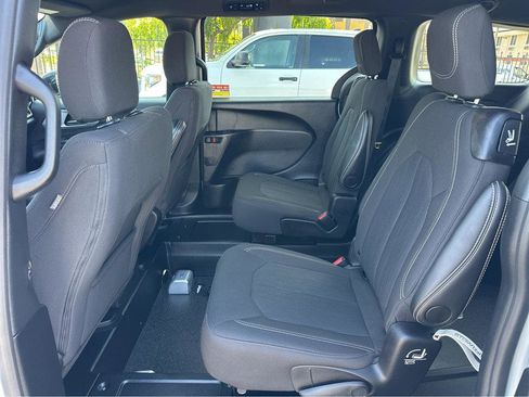 Used 2024 Chrysler Pacifica Touring image 10