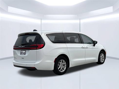 Used 2024 Chrysler Pacifica Touring-L FWD image 7