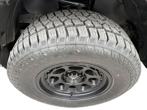 Used 2018 Toyota Tacoma SR AWD/4WD image 9