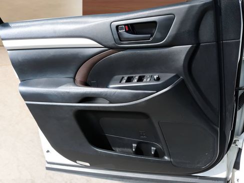Used 2018 Toyota Highlander Plus FWD image 11