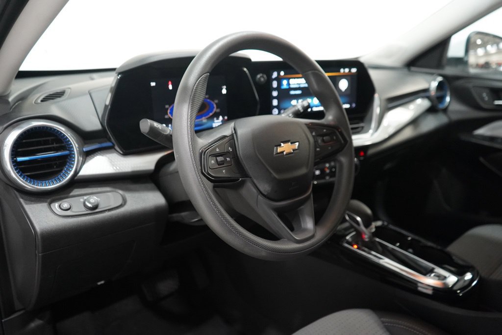 Used 2025 Chevrolet Trax LT FWD image 16