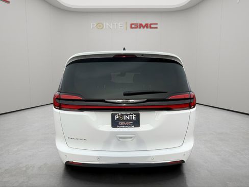Used 2024 Chrysler Pacifica Touring-L image 5