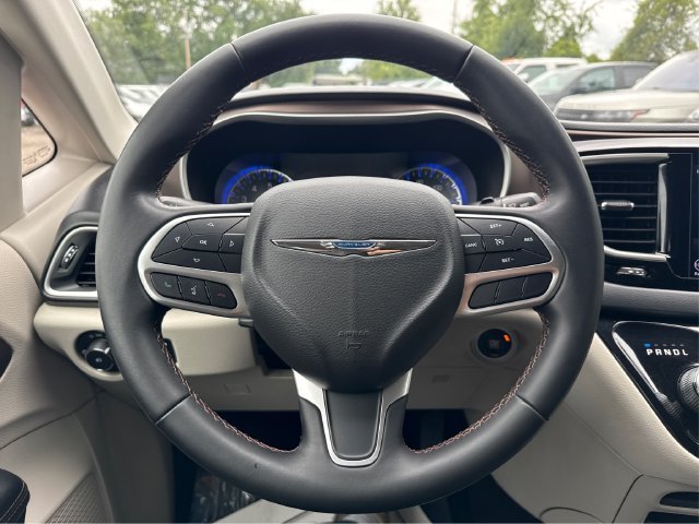 Used 2018 Chrysler Pacifica Touring-L FWD image 19