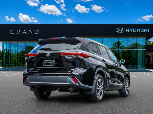 Used 2023 Toyota Highlander XLE FWD image 6