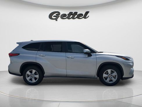 Used 2023 Toyota Highlander LE FWD image 4