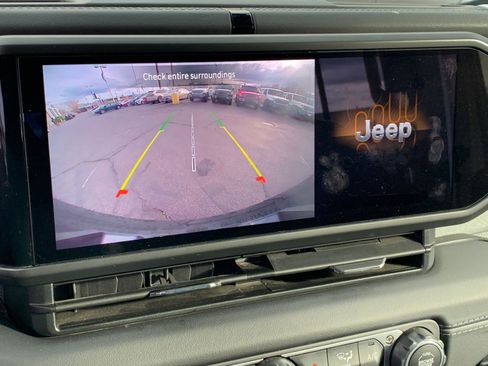 Used 2025 Jeep Wrangler Sahara image 17