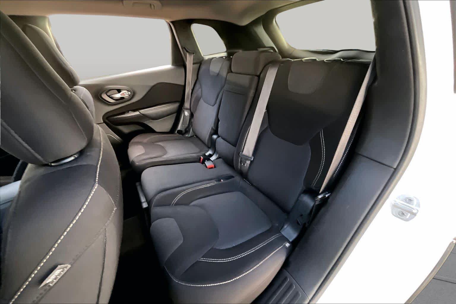 Used 2015 Jeep Cherokee Latitude FWD image 20