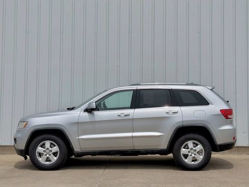 Used 2012 Jeep Grand Cherokee Laredo w/ Laredo E Group AWD/4WD image 3