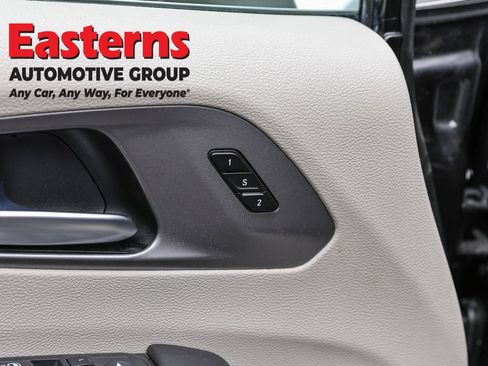 Used 2023 Chrysler Pacifica Touring-L FWD image 21