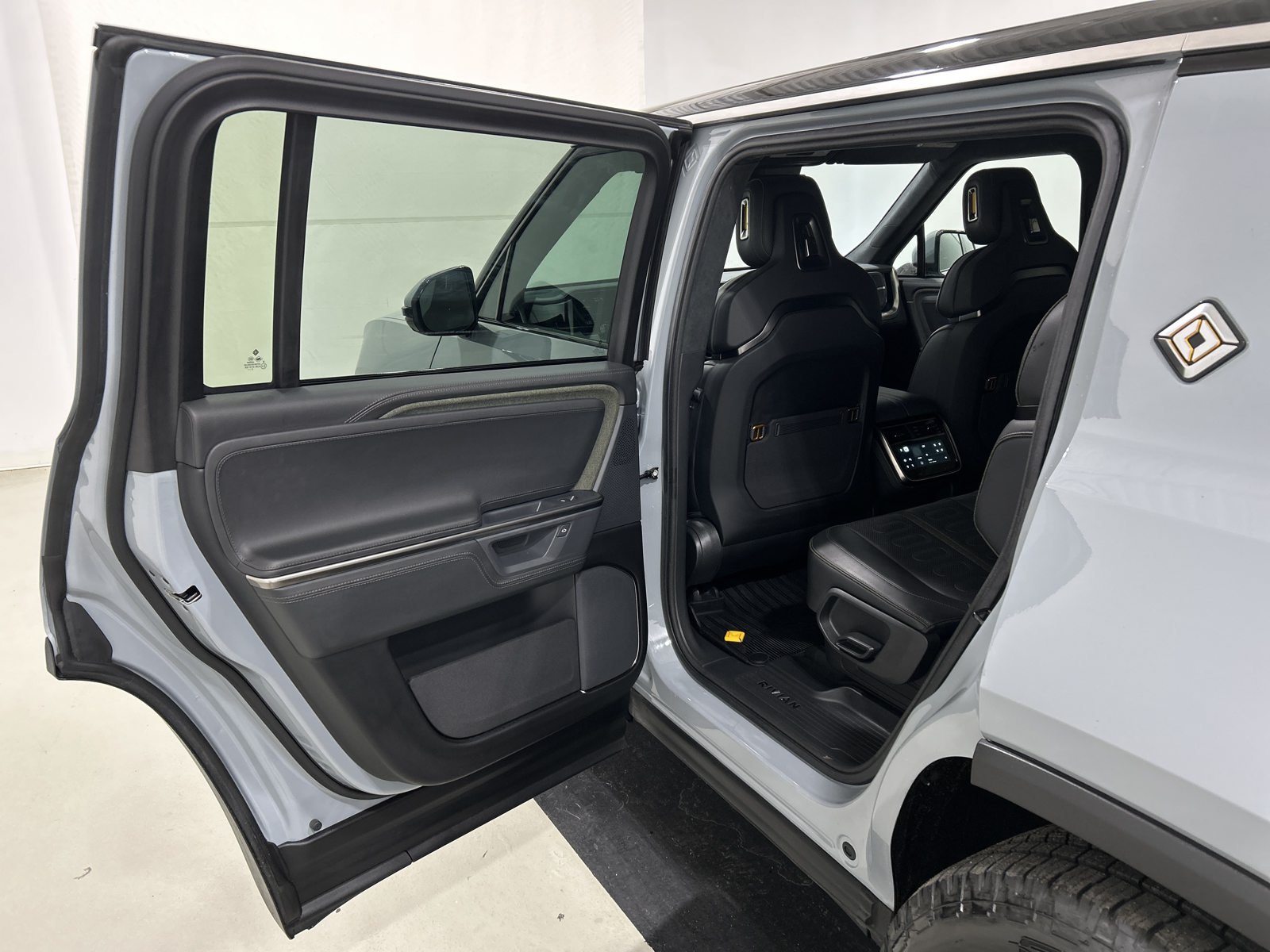 Used 2025 Rivian R1S Adventure Dual AWD/4WD image 17