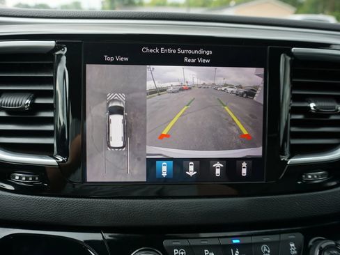 Used 2019 Chrysler Pacifica Touring-L Plus FWD image 12