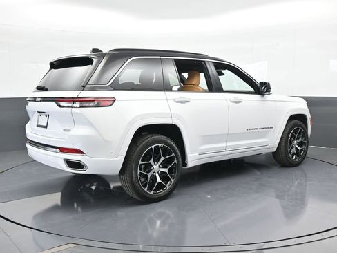 New 2025 Jeep Grand Cherokee Summit image 6