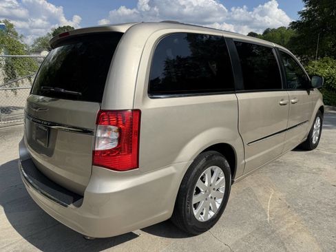 Used 2016 Chrysler Town & Country Touring image 8
