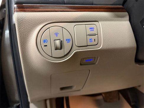 Used 2012 Hyundai Veracruz Limited w/ Entertainment Pkg image 29