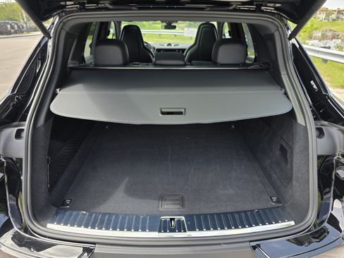 Used 2024 Porsche Cayenne AWD/4WD image 18