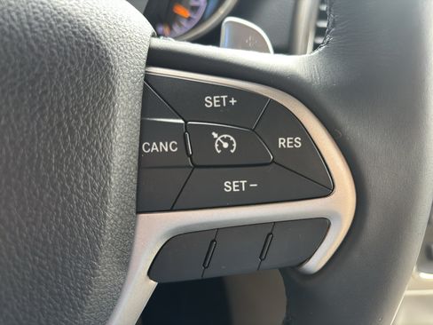 Used 2016 Jeep Grand Cherokee Laredo w/ Quick Order Package 23E AWD/4WD image 16