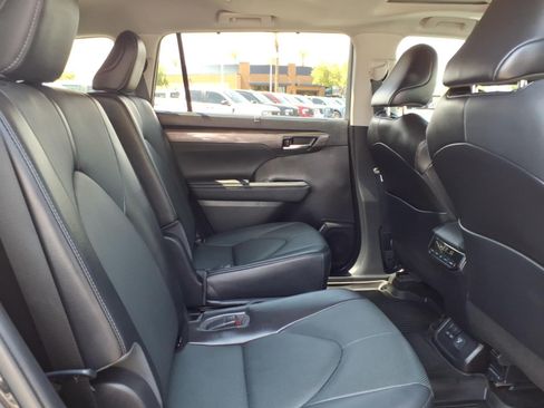 Used 2022 Toyota Highlander Limited AWD/4WD image 14