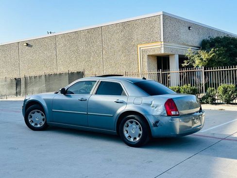 Used 2006 Chrysler 300 Touring RWD image 5