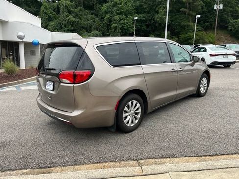 Used 2018 Chrysler Pacifica Touring Plus FWD image 3
