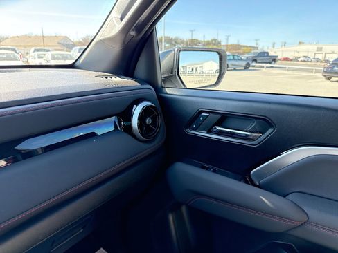 Used 2024 Chevrolet Colorado Z71 image 16