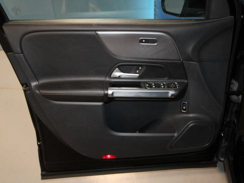 Used 2022 Mercedes-Benz GLB 250 4MATIC image 5