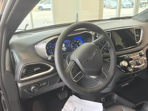 New 2026 Chrysler Pacifica Select image 48