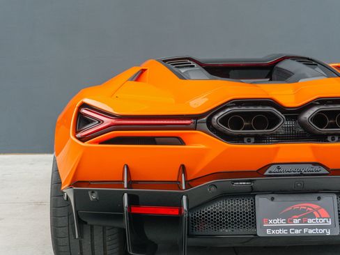 Used 2025 Lamborghini Revuelto AWD/4WD image 48