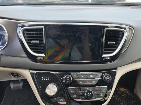 Used 2024 Chrysler Pacifica Touring-L FWD image 4