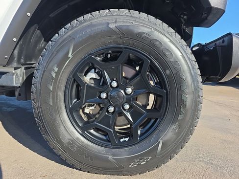 Certified 2022 Jeep Gladiator Sport AWD/4WD image 9